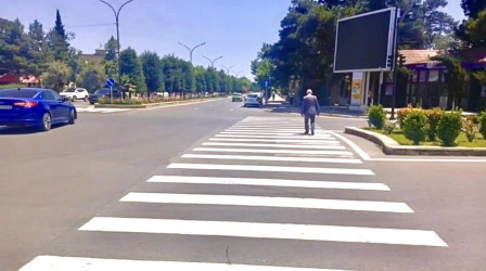 Rayonun asfaltlanmış küçələrinə piyada keçid xətləri çəkilib