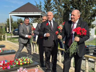 Aprel döyüşləri şəhidlərinin xatirəsi ehtiramla yad edilib.