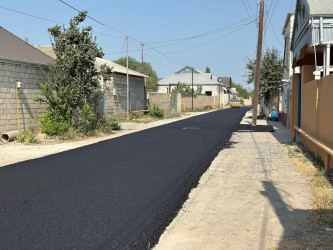 Beyləqan şəhəri Rövşən Axundov küçəsində asfaltlanma işləri başa çatıb.