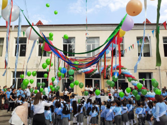 Beyləqan Rayon İcra Hakimiyyətinin başçısı aparatının əməkdaşları “Bilik Günü” münasibəti ilə rayonun bütün ümumtəhsil müəssisələrində keçirilən tədbirlərdə iştirak ediblər.