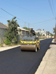 Beyləqan şəhəri Rövşən Axundov küçəsində asfaltlanma işləri başa çatıb.