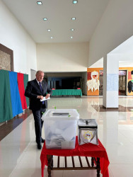 Beyləqan Rayon İcra Hakimiyyətinin başçısı Əziz Əzizov səs verib.