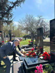 Aprel döyüşləri şəhidlərinin xatirəsi ehtiramla yad edilib.