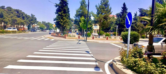 Rayonun asfaltlanmış küçələrinə piyada keçid xətləri çəkilib