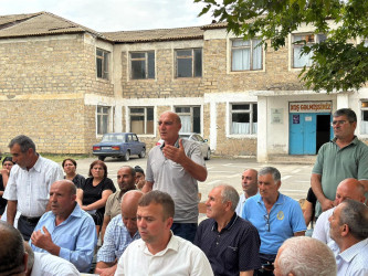 Beyləqan Rayon İcra Hakimiyyətinin başçısı vətəndaşlarla səyyar görüşlərini davam etdirir.