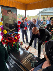 Dünyamalılar kəndində antiterror əməliyyatlarında şəhid olan Əliyev Ramil Şakir oğlunun məzarı ziyarət olundu.