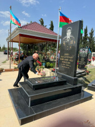 Beyləqan Rayon İcra Hakimiyyətinin başçısı Əziz Əzizov şəhid məzarlarını ziyarət edib.