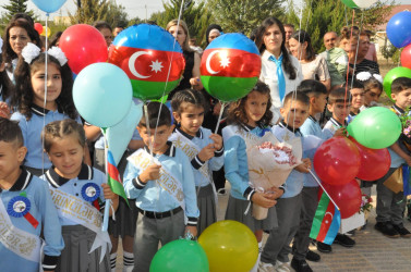 Beyləqan Rayon İcra Hakimiyyətinin başçısı aparatının əməkdaşları “Bilik Günü” münasibəti ilə rayonun bütün ümumtəhsil müəssisələrində keçirilən tədbirlərdə iştirak ediblər.