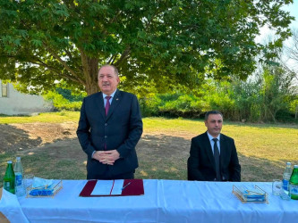 Beyləqan Rayon İcra Hakimiyyətinin başçısı Əziz Əzizov rayonun Günəşli qəsəbəsində növbəti səyyar vətəndaş qəbulu keçirib.