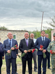 Qəhrəmanlı qəsəbəsində antiterror əməliyyatlarında şəhid olan Rüstəmli Bəhruz Malik oğlunun məzarı ziyarət olundu.