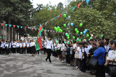 Beyləqan Rayon İcra Hakimiyyətinin başçısı aparatının əməkdaşları “Bilik Günü” münasibəti ilə rayonun bütün ümumtəhsil müəssisələrində keçirilən tədbirlərdə iştirak ediblər.