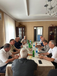 Beyləqan Rayon İcra Hakimiyyətinin başçısı Əziz Əzizov qazi anasının yas mərasimində iştirak edib.