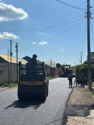 Beyləqan rayonunda yol infrastrukturunun yaxşılaşdırılması istiqamətində həyata keçirilən tədbirlər uğurla davam etdirilir.