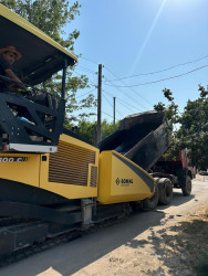 Beyləqan şəhəri Rövşən Axundov küçəsində asfaltlanma işləri başa çatıb.