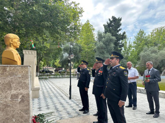 Azərbaycan Polisi Günü münasibətilə Milli Qəhrəman Akif Əkbərovun büstü ziyarət olunub