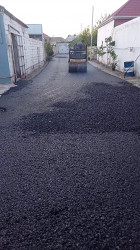 Beyləqan rayonunda aparılan abadlıq-quruculuq işləri çərçivəsində yol infrastrukturunun yenilənməsi istiqamətində tədbirlər davam etdirilir.