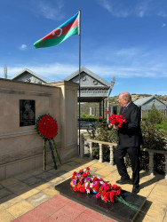 Aprel döyüşləri şəhidlərinin xatirəsi ehtiramla yad edilib.