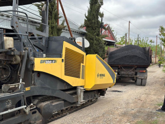 Beyləqan şəhərinin küçə və dalanlarında yeni yolların çəkilişi davam edir.