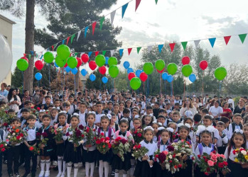 Beyləqan Rayon İcra Hakimiyyətinin başçısı aparatının əməkdaşları “Bilik Günü” münasibəti ilə rayonun bütün ümumtəhsil müəssisələrində keçirilən tədbirlərdə iştirak ediblər.