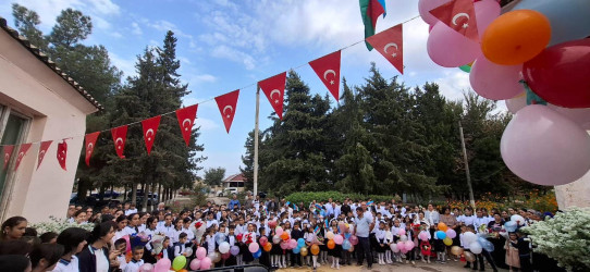 Beyləqan Rayon İcra Hakimiyyətinin başçısı aparatının əməkdaşları “Bilik Günü” münasibəti ilə rayonun bütün ümumtəhsil müəssisələrində keçirilən tədbirlərdə iştirak ediblər.