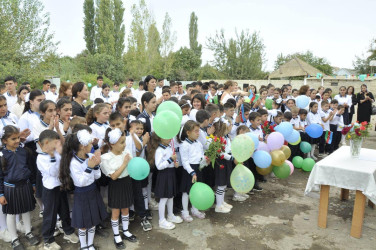 Beyləqan Rayon İcra Hakimiyyətinin başçısı aparatının əməkdaşları “Bilik Günü” münasibəti ilə rayonun bütün ümumtəhsil müəssisələrində keçirilən tədbirlərdə iştirak ediblər.