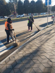 Beyləqan Rayon İcra Hakimiyyətinin təşəbbüsü ilə Beyləqan şəhərinin prospekt və küçələrində abadlıq və təmizlik işləri davam etdirilir.