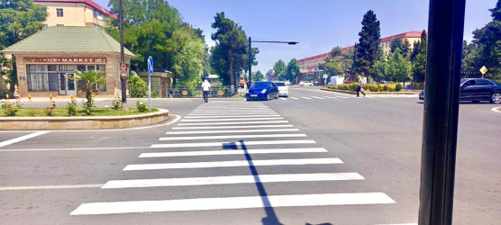 Rayonun asfaltlanmış küçələrinə piyada keçid xətləri çəkilib