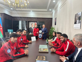 Beyləqan Rayon İcra Hakimiyyətinin başçısı Əziz Əzizov rayonun “Mil” Beyləqan futbol klubunun üzvlərini qəbul edib.