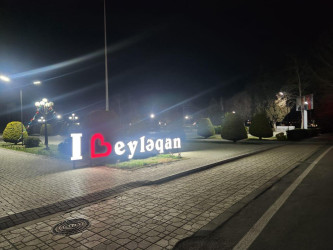 Beyləqan şəhərinin əsas küçələrindən biri olan Heydər Əliyev Prospektində işıqlandırma sistemi yenilənib.