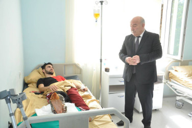 Beyləqan Rayon İcra Hakimiyyətinin başçısı Asif Ağayev rayon Mərkəzi Xəstəxanasında müalicə olunan yaralı hərbçilərə baş çəkib.