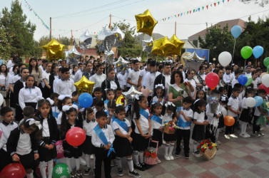 Beyləqan Rayon İcra Hakimiyyətinin başçısı aparatının əməkdaşları “Bilik Günü” münasibəti ilə rayonun bütün ümumtəhsil müəssisələrində keçirilən tədbirlərdə iştirak ediblər.