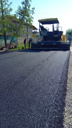 Beyləqan rayonunda yol infrastrukturunun yaxşılaşdırılması istiqamətində həyata keçirilən tədbirlər uğurla davam etdirilir.