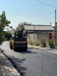 Beyləqan şəhəri Rövşən Axundov küçəsində asfaltlanma işləri başa çatıb.