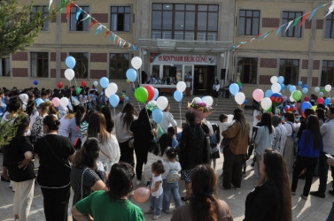 Beyləqan Rayon İcra Hakimiyyətinin başçısı aparatının əməkdaşları “Bilik Günü” münasibəti ilə rayonun bütün ümumtəhsil müəssisələrində keçirilən tədbirlərdə iştirak ediblər.