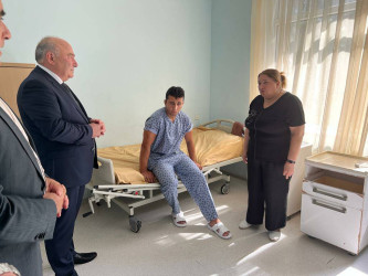 Beyləqan Rayon İcra Hakimiyyətinin başçısı Asif Ağayev rayon Mərkəzi Xəstəxanasında müalicə olunan yaralı hərbçilərə baş çəkib.