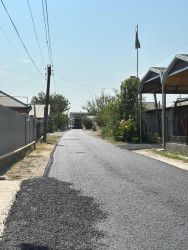 Beyləqan şəhəri Rövşən Axundov küçəsində asfaltlanma işləri başa çatıb.