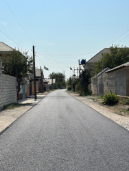 Beyləqan şəhəri Rövşən Axundov küçəsində asfaltlanma işləri başa çatıb.