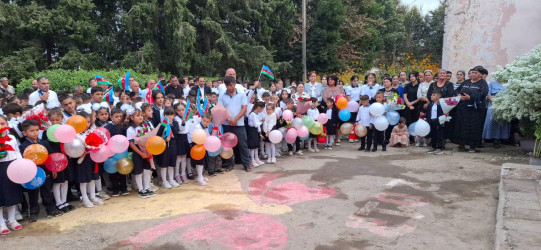 Beyləqan Rayon İcra Hakimiyyətinin başçısı aparatının əməkdaşları “Bilik Günü” münasibəti ilə rayonun bütün ümumtəhsil müəssisələrində keçirilən tədbirlərdə iştirak ediblər.