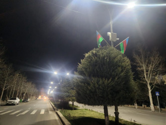 Beyləqan şəhərinin əsas küçələrindən biri olan Heydər Əliyev Prospektində işıqlandırma sistemi yenilənib.