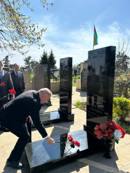 Aprel döyüşləri şəhidlərinin xatirəsi ehtiramla yad edilib.