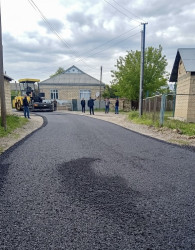 Beyləqan şəhərində yol infrastrukturunun yenilənməsi istiqamətində tədbirlər davam edir.