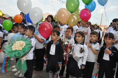 Beyləqan Rayon İcra Hakimiyyətinin başçısı aparatının əməkdaşları “Bilik Günü” münasibəti ilə rayonun bütün ümumtəhsil müəssisələrində keçirilən tədbirlərdə iştirak ediblər.