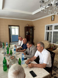 Beyləqan Rayon İcra Hakimiyyətinin başçısı Əziz Əzizov qazi anasının yas mərasimində iştirak edib.