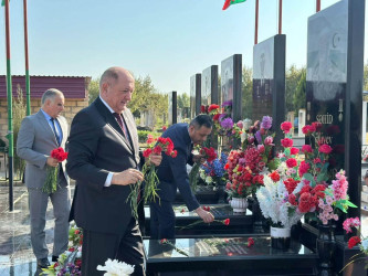 Anım Günü ərəfəsində şəhidlərin məzarları ziyarət olunub