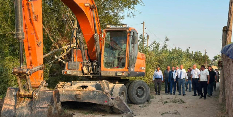 Milabad qəsəbəsində drenaj kollektorunun təmizlənməsi istiqamətində işlər davam etdirilir