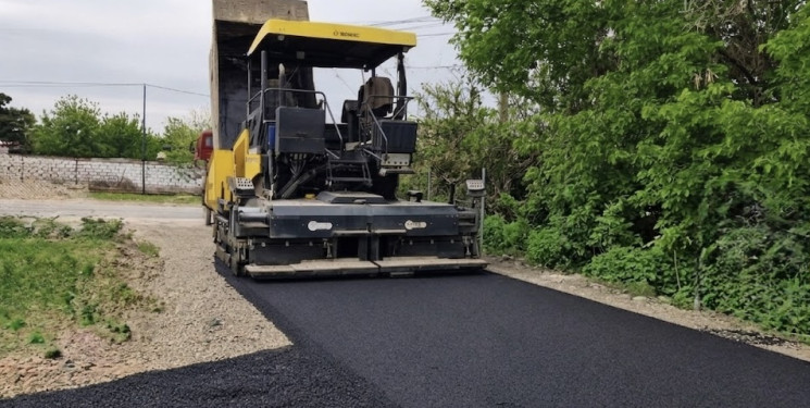 Beyləqan şəhərində yol infrastrukturunun yenilənməsi istiqamətində tədbirlər davam edir.
