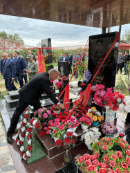 Qəhrəmanlı qəsəbəsində antiterror əməliyyatlarında şəhid olan Rüstəmli Bəhruz Malik oğlunun məzarı ziyarət olundu.