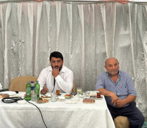 Beyləqan Rayon İcra Hakimiyyətinin başçısı şəhid anasının yas mərasimində iştirak etmişdir.