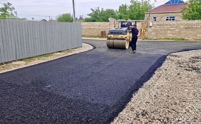 Beyləqan şəhərində yol infrastrukturunun yenilənməsi istiqamətində tədbirlər davam edir.