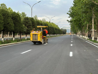 Beyləqan şəhərinin Heydər Əliyev prospektində, eləcə də digər şəhərdaxili küçə və kəndlərarası yollarda yol nişanlanma işləri aparılıb.